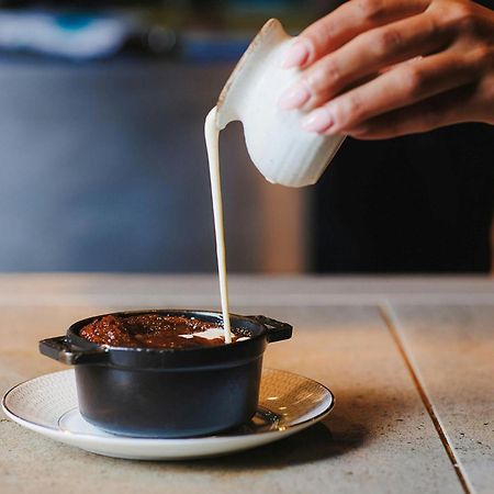 Stock Exchange Hotel, Manchester, Autograph Collection Luaran gambar A pot of chocolate pudding being topped with cream