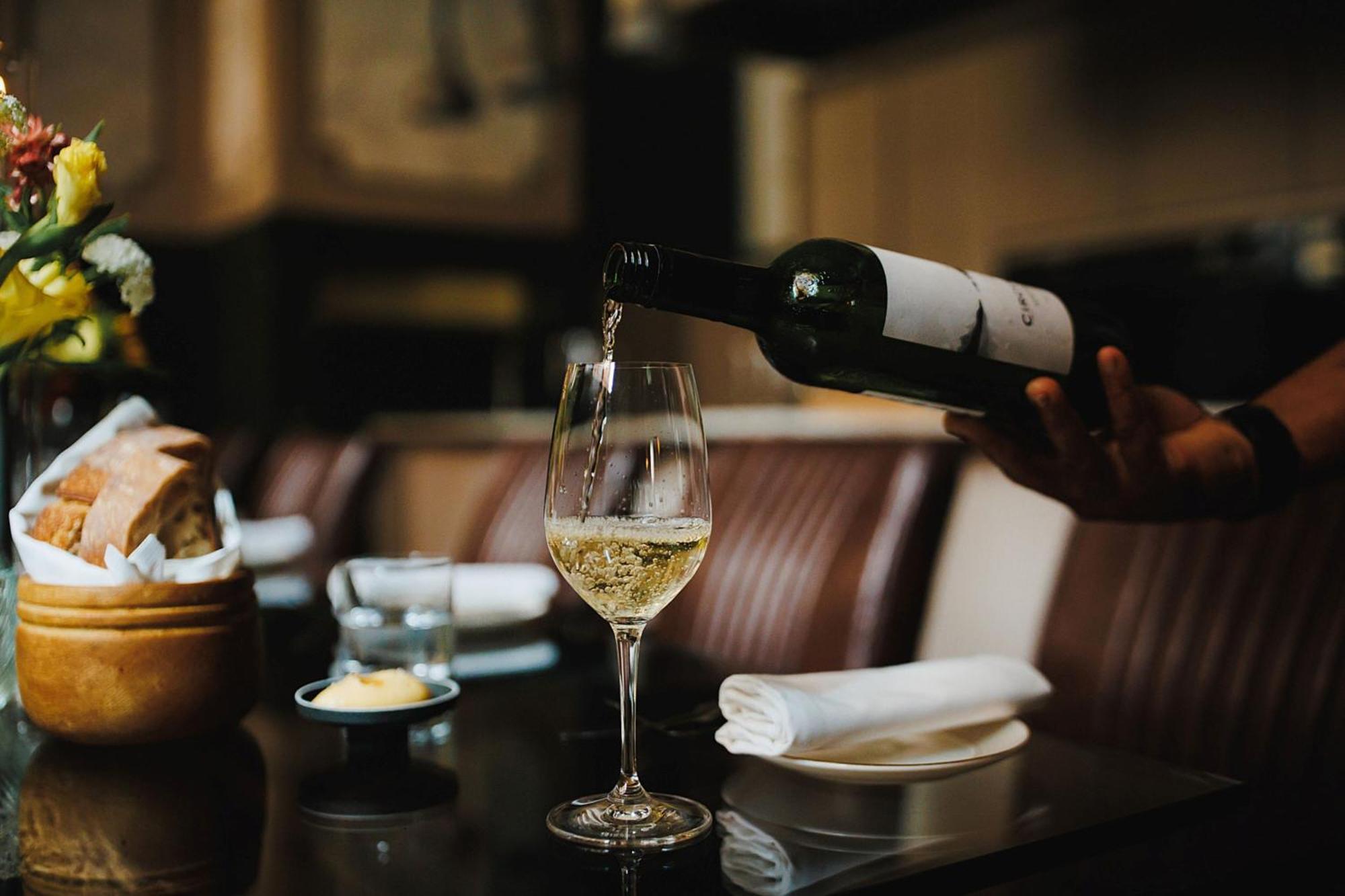 Stock Exchange Hotel, Manchester, Autograph Collection Luaran gambar Wine being poured
