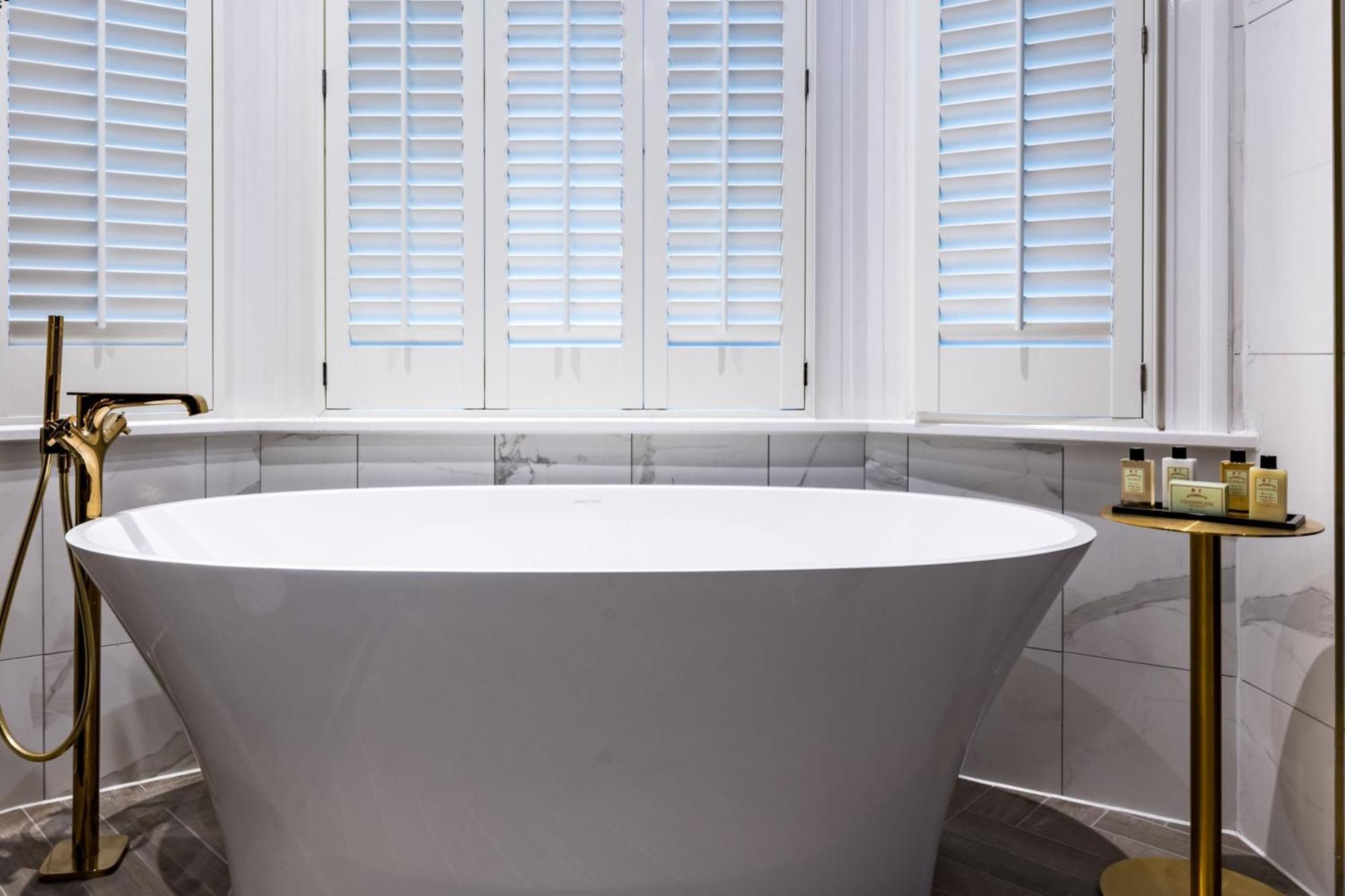 Stock Exchange Hotel, Manchester, Autograph Collection Luaran gambar Bathroom shutters
