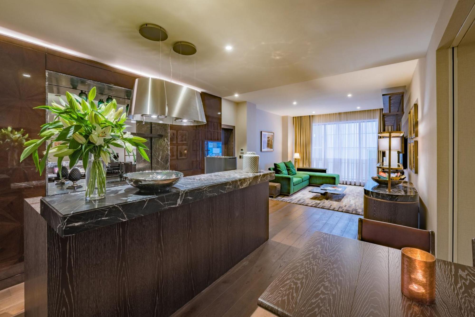 Stock Exchange Hotel, Manchester, Autograph Collection Luaran gambar The kitchen and living room of a two-bedroom apartment
