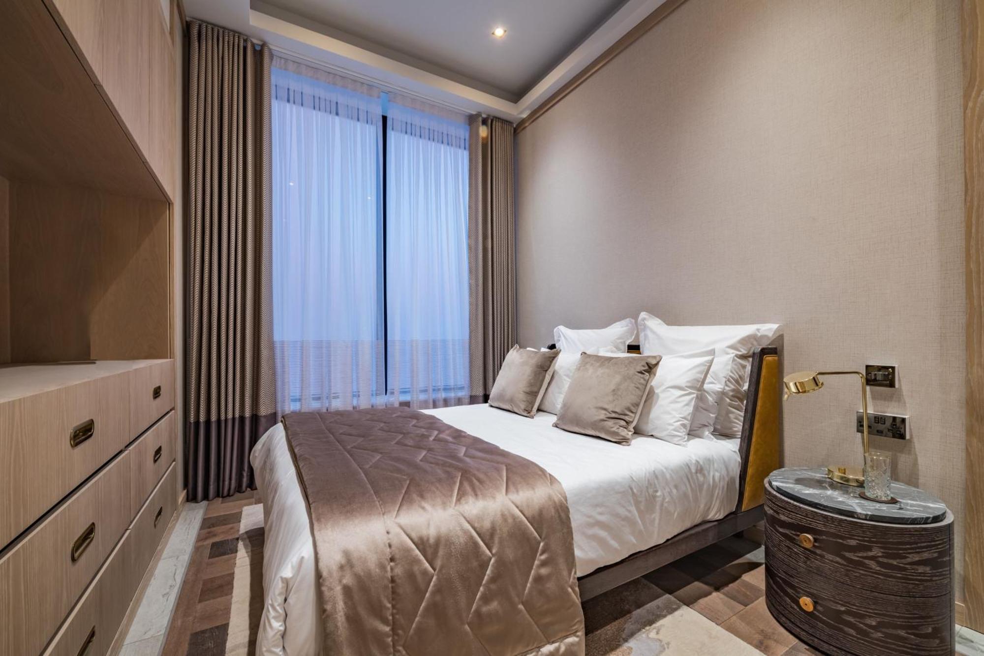 Stock Exchange Hotel, Manchester, Autograph Collection Luaran gambar A bedroom at The Ritz London
