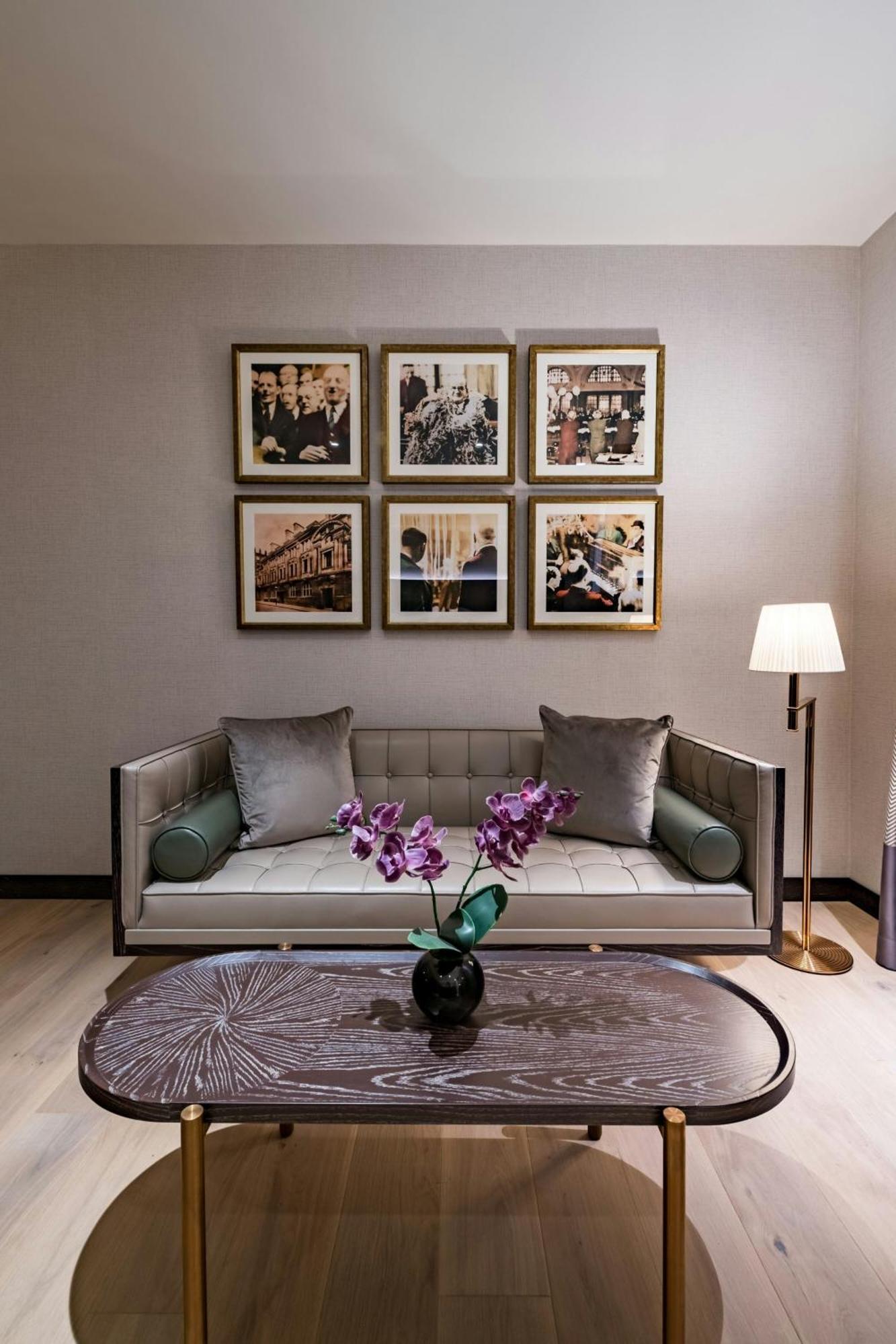 Stock Exchange Hotel, Manchester, Autograph Collection Luaran gambar A settee